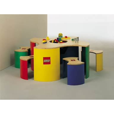 playtable 4 chairs and 92 duplo bricks