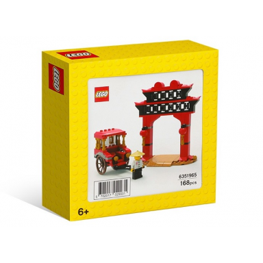 rickshaw and paifang gateway