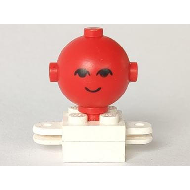 white homemaker figure maxifigure torso assembly with red head with black eyes and smile pattern 792c03 685px1