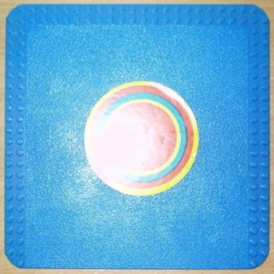 baseplate 24 x 24 with studs on edges with round carpet with yellow red and blue circles pattern sticker - set 5233