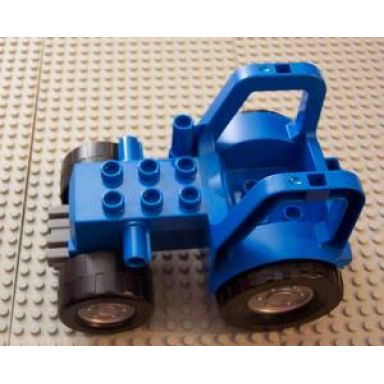 duplo farm tractor with 2 x 3 studs on hood