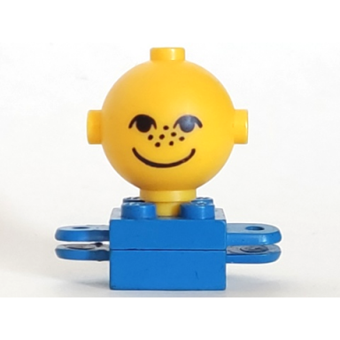 blue homemaker figure maxifigure torso assembly with yellow head with black eyes freckles and smile pattern 792c03 685px3