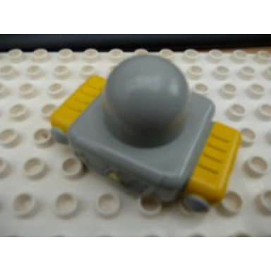 light gray primo plate 1 x 1 with yellow mudguards with yellow triangle pattern