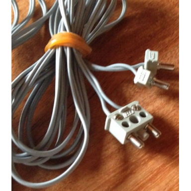 light gray electric wire 12v 4.5v with two 1-prong connectors and one 2-prong connector with middle pin 190 studs long