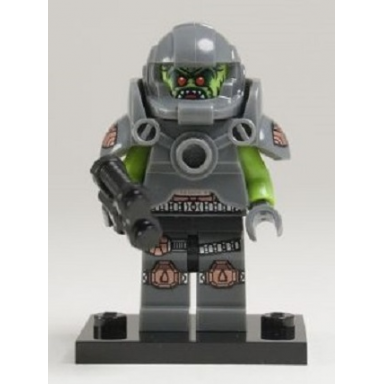 alien avenger series 9 complete set with stand and accessories